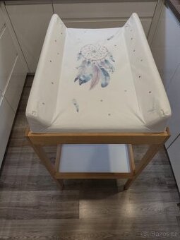 Přebalovací stůl, tvrdá přebalovací podložka, úložné koše