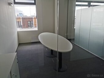 Konferenční stůl s otočným zásuvkovým panelem