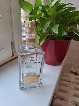 Láhev sklo na alkohol na sirup na likér