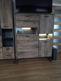 Prodám vitrínu Sconto Mannhatan ve výborném stavu