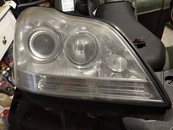 Přední světlomety na Mercedes Benz řady GL