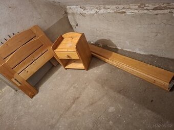 Jednolůžková postel s nočním stolkem