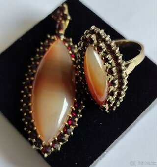 přívěsek a prsten s achátem a českými granáty.