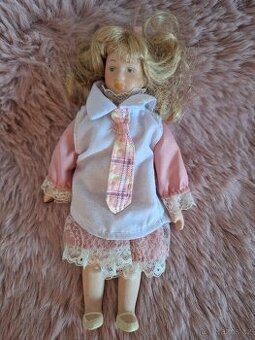 Porcelánová růžová panenka 20 cm