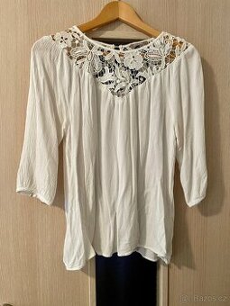 Bílá halenka s 3/4 rukávy a krajkou značky Orsay