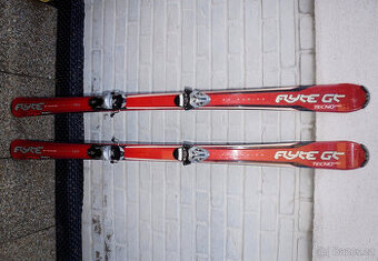 Carvingové lyže 160 cm TecnoPro, bezvadný stav, málo jeté.