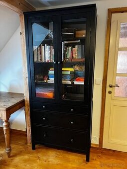 Knihovna (vitrína) IKEA Hemnes se 3 zásuvkami