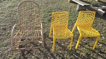 Plastove zidle nove.