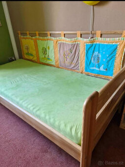 Masivní dřevěná dětská postel 90x200 cm