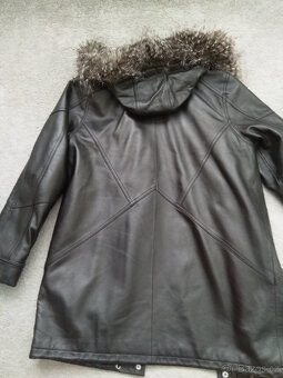 Dámská kožená černá bunda s kapucí, slušivý střih