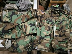 Prodám US army uniformy čepice trika opasky boty