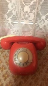 Retro telefonní vytáčecí přístroj- červený