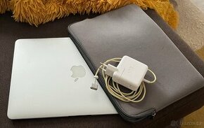 Apple MacBook Air 13" komplet vč. stříbrného pouzdra - 1