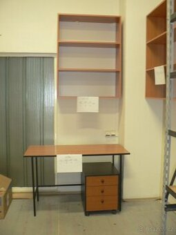 Kancelářský stůl s kontejnerem a polici