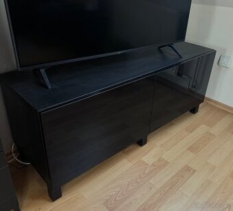 TV stolek s dvířky