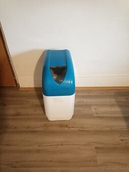 Funkční automatický změkčovač (úpravna) vody Aquina kabinet
