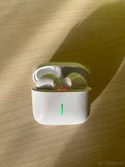 Bezdrátová sluchátka.
