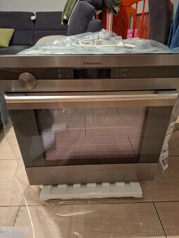 Vestavná parní trouba Electrolux