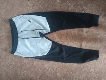 Kalhoty (tepláky) tech fleece velikost M Zn .Nike