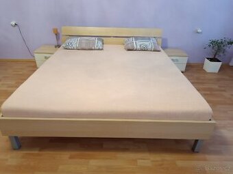 Dvoulůžkova postel