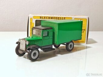 Staré zelené autíčko