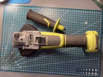 Aku bezuhlíková bruska RYOBI R18AG7 (125mm)