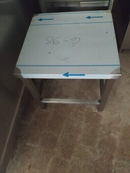 Prodám nový kuchyňský stůl z nerezové oceli,60х60х60 ,cena 4