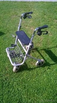 bezpečné chodítko pro seniora se sedátkem