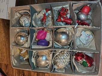 Staré vánoční skleněné ozdoby
