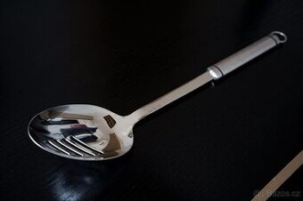 Lžíce s otvory nerezová velká