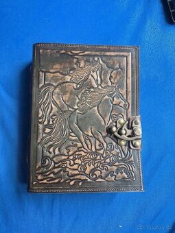 Vintage kožený deník se zapínáním (Motiv koně)