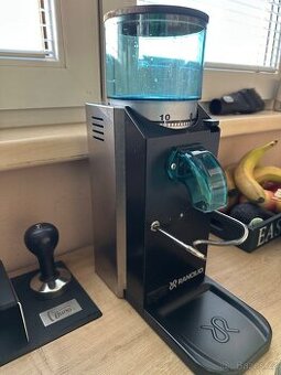 Prodám mlýnek Rancilio Rocky Doserless,nové mlecí kameny,TOP