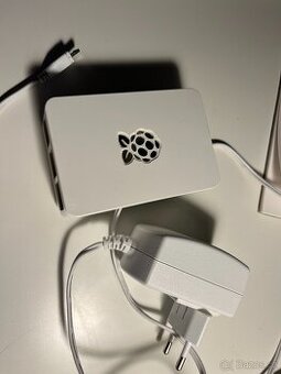 Raspberry Pi 3 Model B + krabička + adaptér