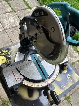 MAKITA Zkracovací a pokosová pila 255mm,1500W MLS100N