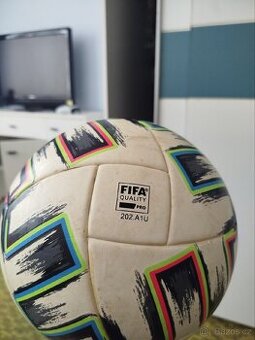 Fotbalový míč Adidas uniforia UEFA 2020