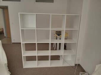 Bílá dělicí stěna