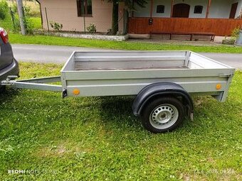 Přívěsný vozík za automobil.
