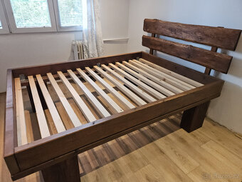 Rustikální postel z masivních fošen – 140 × 200
