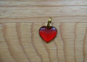 Nový krásný přívěsek červené srdíčko kovu zlaté barvy SLEVA