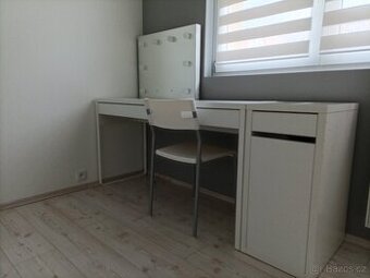 Psací stůl, pořadač,galerka