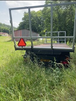 Přívěs vlek na balíky za traktor, přepravník balíků