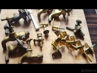 Mosazné vodovodní kohoutky a okenní kličky