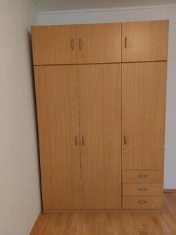 Šatní skříň s nástavcem