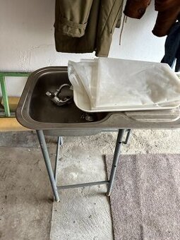 Nerezový dřez s odkládací plochou - na podstavci