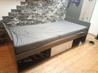 Postel s úložným prostorem