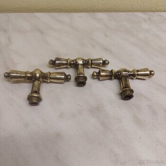 Staré mosazné klíčky k oknům-3kusy. - 1