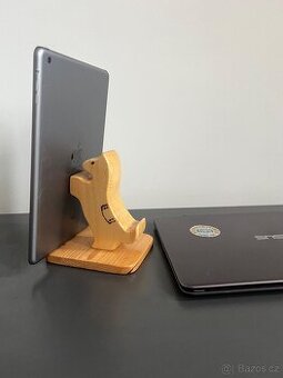 Dřevěný stojánek na telefon a tablet ručně vyrobený