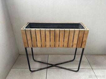 Dřevěný truhlík na kovových nohách – používaný, funkční