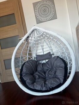Závěsné bílé křeslo