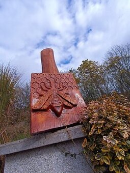 Dubový reliéf včely